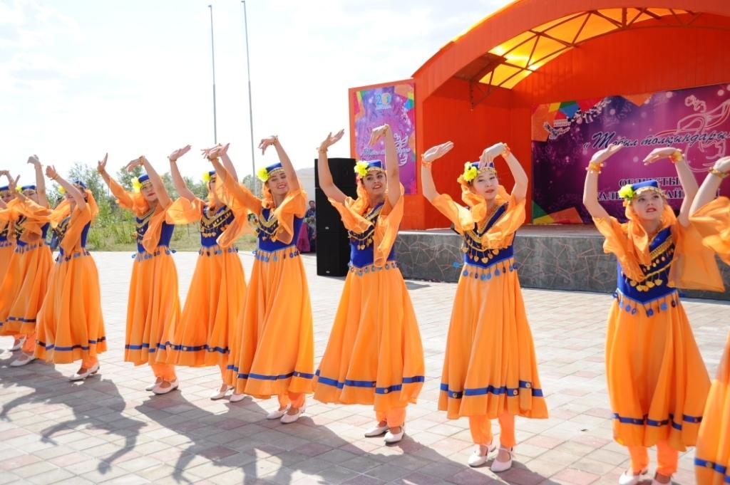 Казахский национальный танец. Казахский танцевальный костюм. Народные танцы Казахстана. Казахские танцы на праздниках. Казахские национальные праздники костюмы танцы.