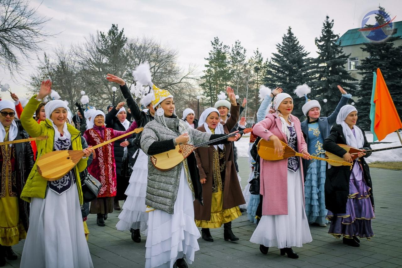 Наурыз идет песня. С праздником Наурыз. Празднование Наурыза в Казахстане. Народные гуляния Наурыз. 22 Наурыз.