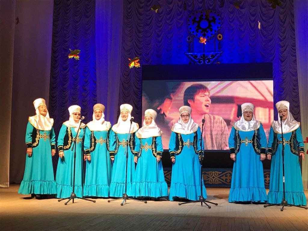 Ер адам сперманы бірінен соң бірі жалайды