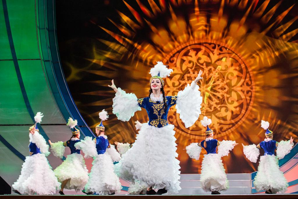Казахский национальный танец. Казахский танец. Казахский народный танец. Казахские национальные танцы. Танец Камажай.